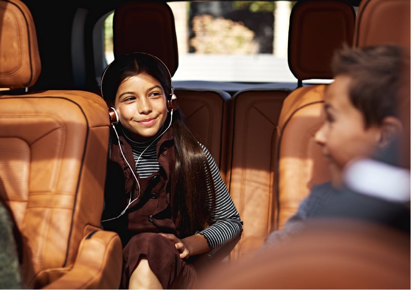 Two young people are comfortably seated in the second and third rows of a Lincoln Aviator® SUV | Gates Lincoln in Richmond KY