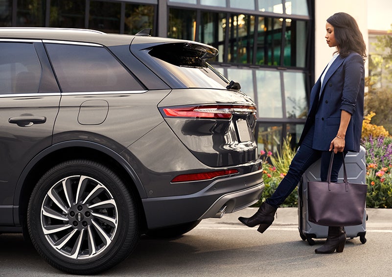 A woman with her hands full uses her foot to activate the hands-free liftgate. | Gates Lincoln in Richmond KY