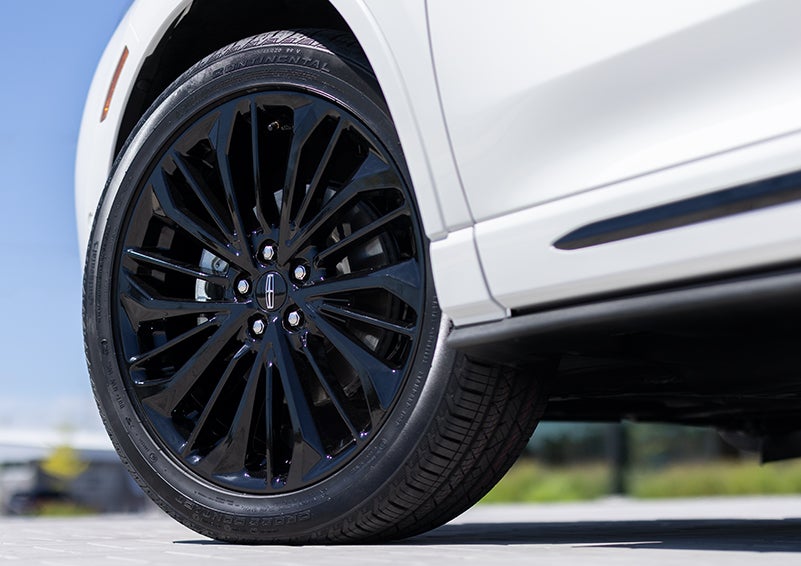 The stylish blacked-out 20-inch wheels from the available Jet Appearance Package are shown. | Gates Lincoln in Richmond KY