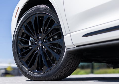 The stylish blacked-out 20-inch wheels from the available Jet Appearance Package are shown. | Gates Lincoln in Richmond KY