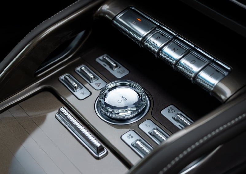 A crystal-inspired volume knob is shown in the center floor console of a 2026 Lincoln Nautilus® SUV. | Gates Lincoln in Richmond KY
